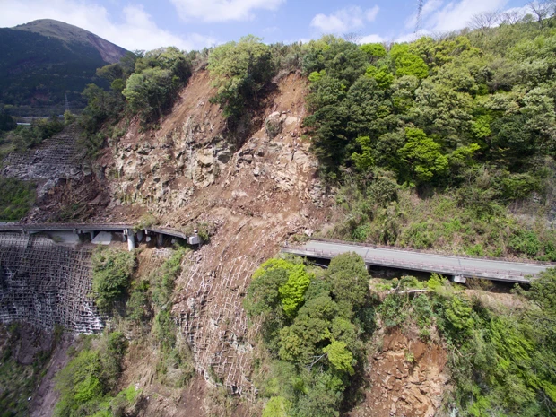 地震で崩れ落ちた土砂が、南阿蘇村を南北に通る国道３２５号を越え、真下の立野峡谷へと落下している