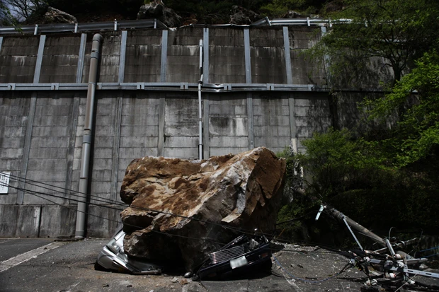 阿蘇の名湯、栃木（とちのき）温泉の温泉旅館の駐車場にて。運悪く、２台の車に巨大な落石が直撃していた