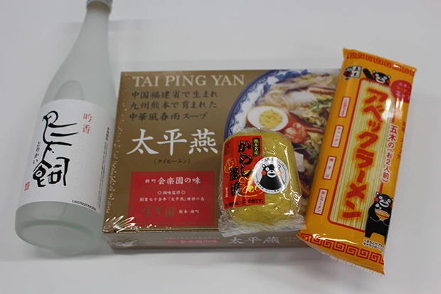「銀座熊本館」の売れ筋は以下の商品だ。(左から)「鳥飼」(とりかい・1890円)、「太平燕(4食入り)」(富喜製麺所・1600円)、「からしれんこん」(ふくとく・890円)、米焼酎棒ラーメンの「アベックラーメン 2人前」(五木食品・193円)