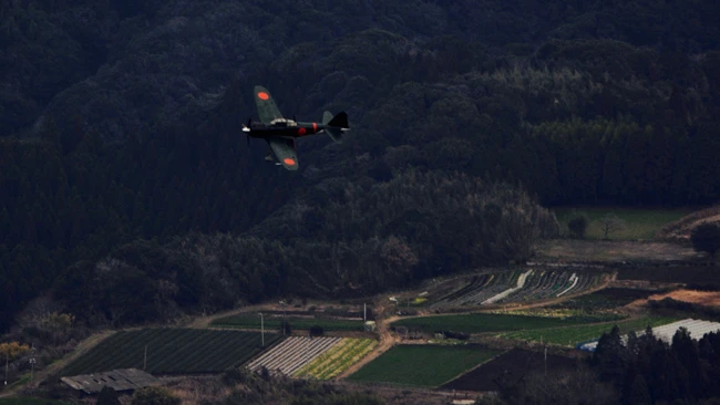 零戦は、機体と同系色の山と重なると途端に見えづらくなる