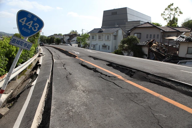 益城町の国道443号線はセンターラインに大きな段差ができていた。道の端は崩れ落ち、付近の多くの家屋も倒壊していた。ここは断層でズレたのか?