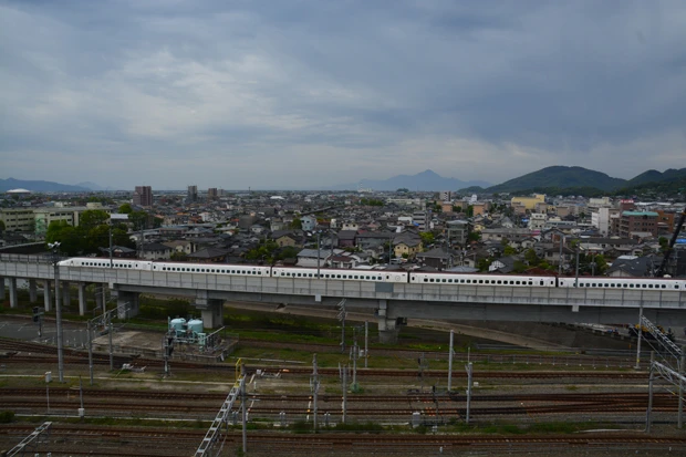 脱線した九州新幹線。４月１５日正午時点で、まだ復旧作業は行なわれていない様子