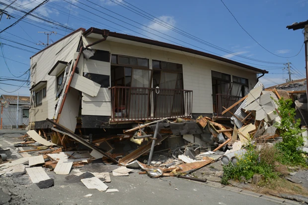 築年数が古いアパートも２階部分のみが残る格好となっていた