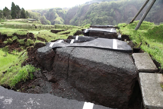 南阿蘇村の村営キャンプ場付近の道路は完全に損壊していた