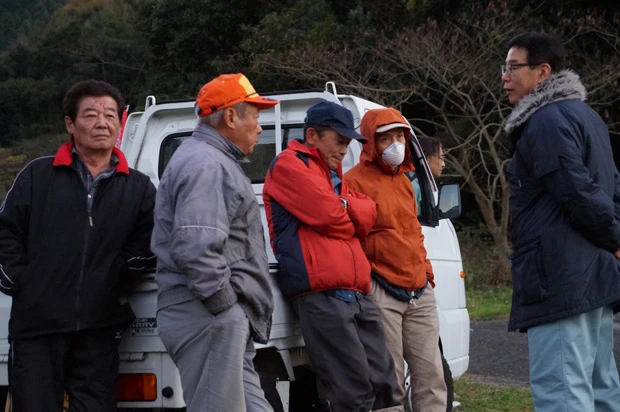 監視小屋の前で住民と話す石木ダム建設事務所の古川所長(当時)