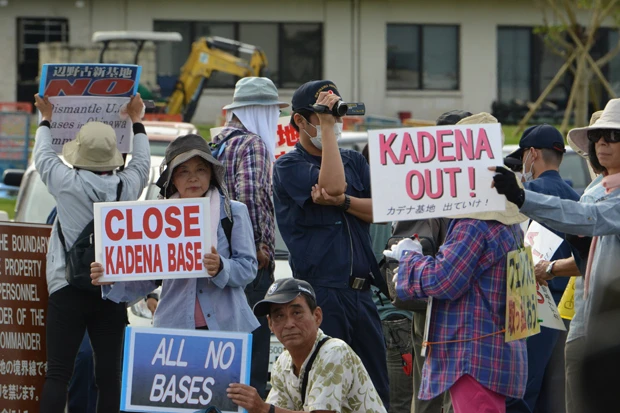 米軍基地内に沖縄県民の意思を伝えようと、英語でプラカードを自作する人も多数見受けられた