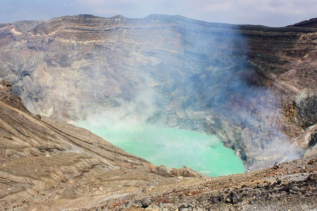 数年前に撮影した際にはエメラルドグリーンの火口湖があったが、今では大量の噴気でまったく見えない状態になっている