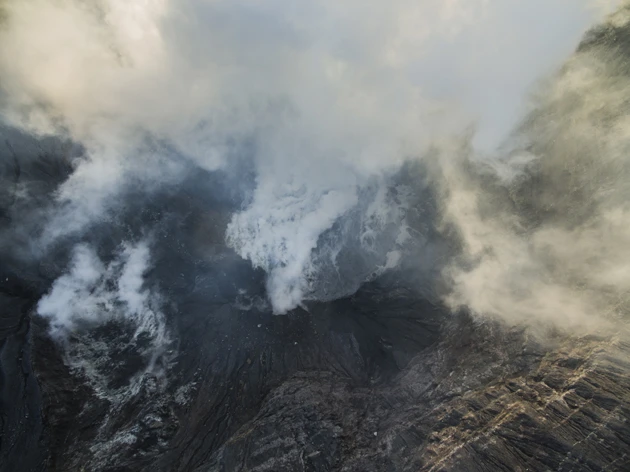 同じく、ドローンで撮影した阿蘇山の火口。火山活動が活発化しているのが分かる
