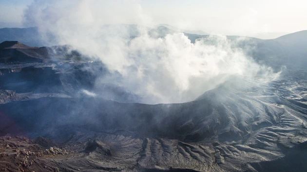 ５月４日にドローンで空撮した阿蘇山の様子。火山ガスと思われる大量の噴気が発生していた