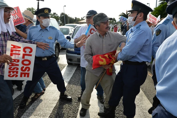 抗議行動がヒートアップし、参加者と警備の機動隊員がもみあうひと幕も…