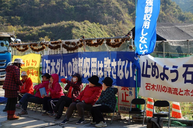 取り付け道路建設予定地近くでは連日、女性陣が座り込む。まさしく長崎県の辺野古だ