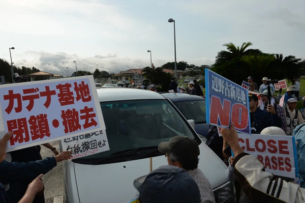 米軍関係者による凶悪犯罪を受け、抗議に参加した人の多くは米軍基地の完全撤去を訴えた