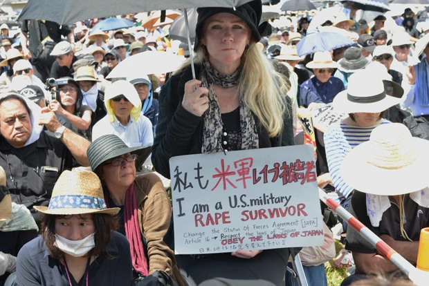 ０２年、神奈川県横須賀市内で米兵に強姦されたキャサリン・ジェーン・フィッシャーさん（オーストラリア出身、日本在住）も県民大会に参加。日米地位協定の改定を訴えた