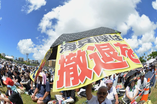 目立つようにメッセージカードを日傘に貼り、力強く掲げる参加者も