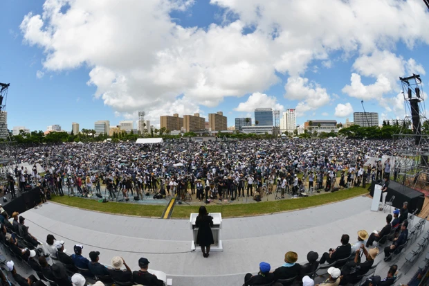 気温35度近い猛暑の中、6万5千人が来場。哀悼の意を込めて黒系の衣服で訪れる人が多かった