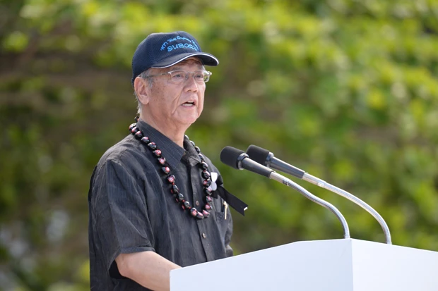 翁長沖縄県知事は壇上で「ぐすーよー、まきてぇーないびらんどー（皆さん、負けてはいけませんよ）」と呼びかけた