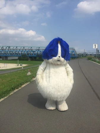  荒川の土手を散歩するアダチン。何時間いてもお金がかからないので大好きな場所のひとつだ