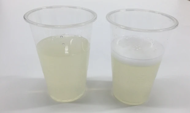 左が焼酎、右が消毒用アルコールを、それぞれレモン炭酸飲料で割ったもの。泡立ちがかなり違う