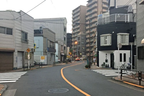  吉原大門を進んですぐに現われるＳ字カーブ。大門入り口付近には柳の木もあり、遊郭の面影を残す