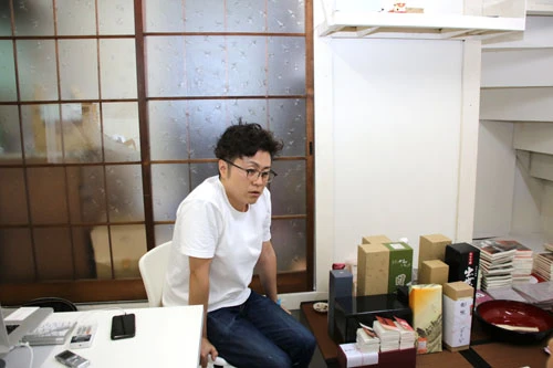 店舗は元々、三和土(たたき)のスペースだったためドアや階段など、その面影が残る