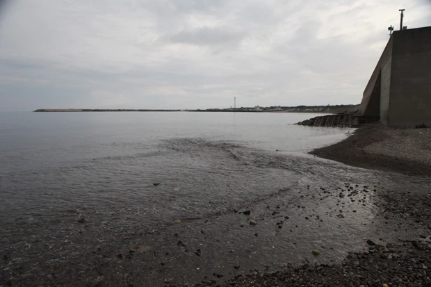  奥尻島でも有数のウニの漁場だった場所が、巨大防潮堤の完成後からウニが育たなくなってしまった。原因は、山からの地下水が海へ流れ込まなくなったから？