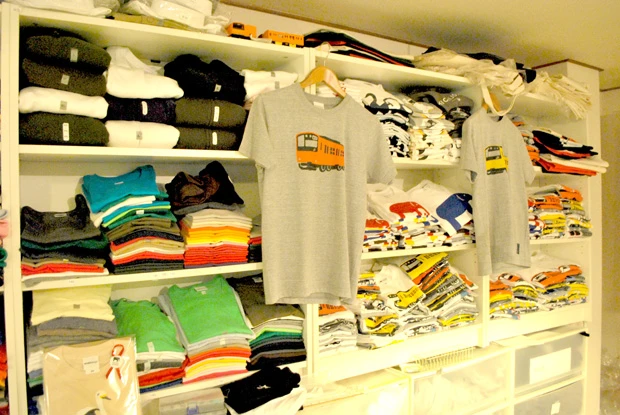 カウンターの奥にはたくさんの在庫をストック。店にない商品も20分待てば、その場でプリントしてくれる。