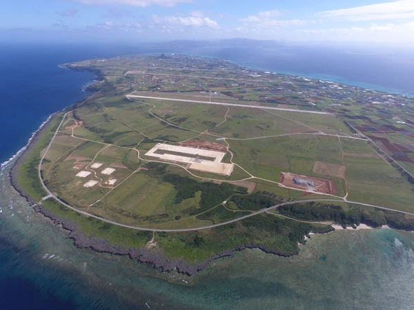 沖縄戦で激戦地になった伊江島。第二次世界大戦中、旧日本軍が島内の土地を強制接収して伊江島補助飛行場を建設。当時、東洋一の面積を誇ったが、米軍が上陸するとその本拠地に。現在も米軍基地の面積は島の35%を占める