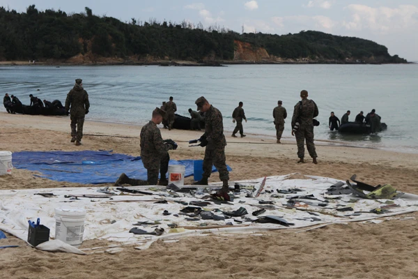 オスプレイ“墜落”場所付近の砂浜では事故機の機体の回収作業が行なわれていた