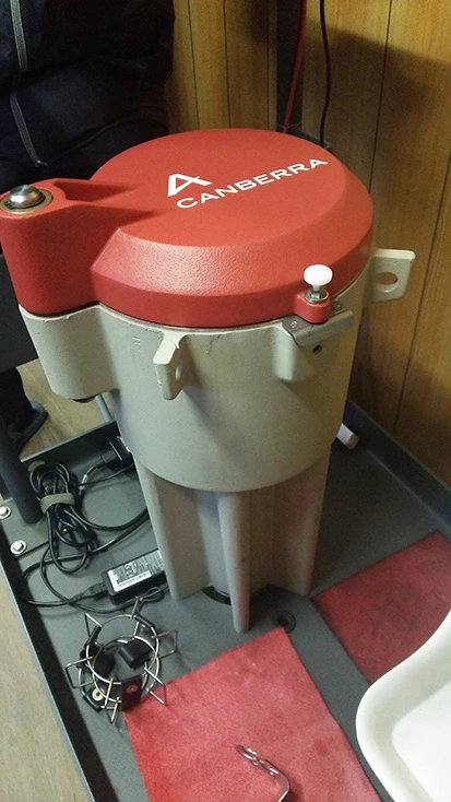 今回のセシウム測定に使った機械。この中に乾燥させた泥を入れる。正確な値が出るよう、専門家の指導を受けながら測定に臨んだ