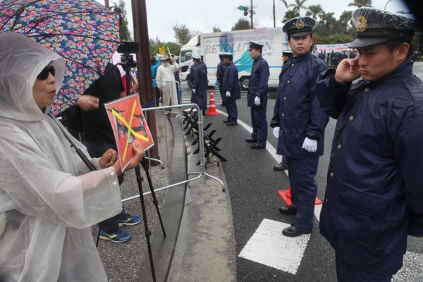 北部訓練場の返還式会場周辺で、「NO!オスプレイ」「新基地反対」などと訴える地元住民