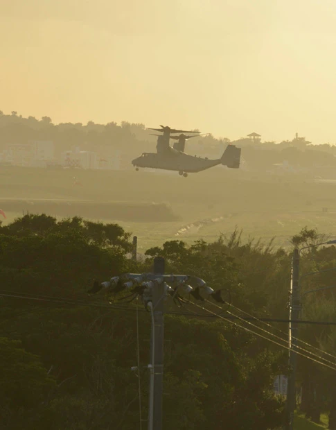 米軍が飛行再開を発表した翌日の普天間飛行場。オスプレイは住宅地の上空だろうがお構いなく、低空飛行を続けていた