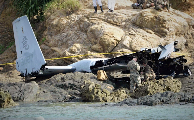 墜落の翌々日、周辺海域で大破したオスプレイの残骸を回収する米兵たち。散り散りになった破片を目にした近隣の住民は「オスプレイはまるでハリボテみたいだね。墜落したらゴミと見分けがつかないよ」と話した