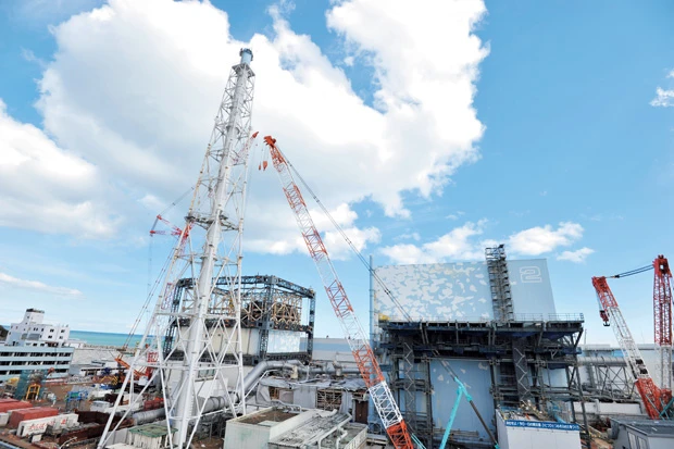 ロボットによる格納容器内の調査が始まった2号機(右)。格納容器内では過去最高値が観測されたが、外の放射線量は約10万分の1。短時間なら人間が行動できるという