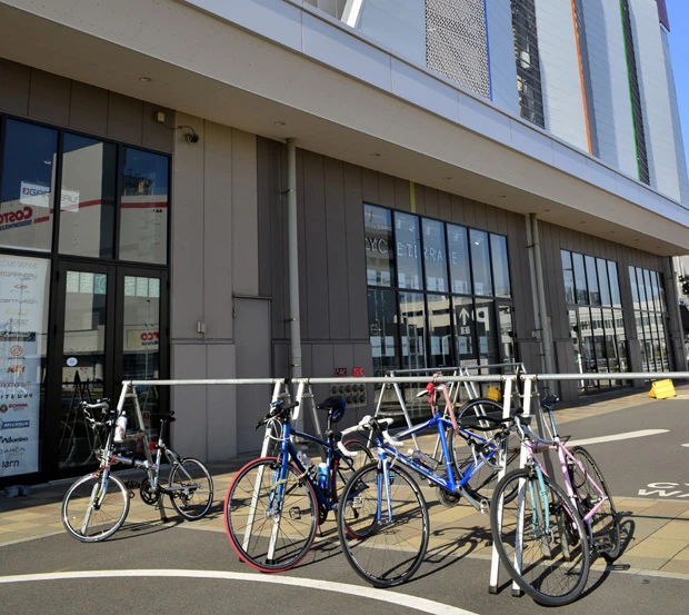  フレームがバラバラにされたロードバイクの多くが、千葉県千葉市の「幕張メッセ」周辺やショッピングモールで盗まれている。平日は人通りも少ない