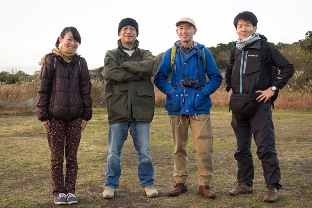 東京ミステリー探検隊。(右から)カメラマンのアマゾン山口、高橋隊長、コミネ参謀、リサーチャーの姫。魔法使いのオッギーはいつの間にか姿を消していたため不在