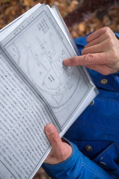 明治時代に調査を行なった人類学者、坪井正五郎の調査結果報告書。手書きの地図を見ながら、古墳周辺の位置関係を把握する