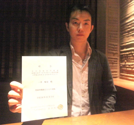 一井氏は13 年9月から休職していたが、昨年11月に傷病休職満了を理由に東京電力を退職となった。辞令を手にする一井氏