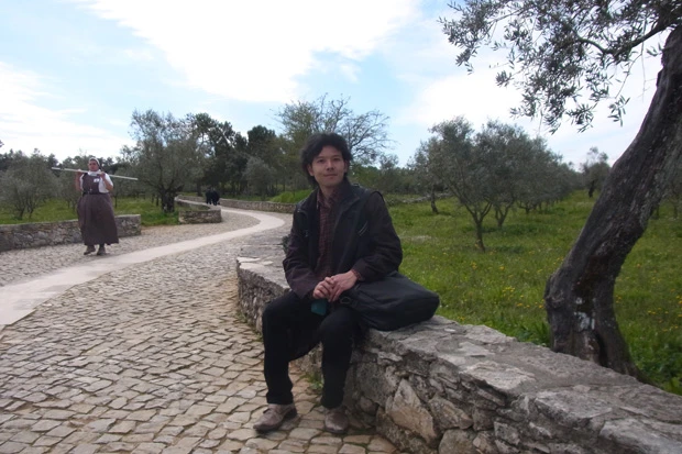  ファティマを訪れた際の筆者。後ろに延びる道はルシアたちが住んでいた村とコーバ・ダ・イリアを結ぶ「聖なる道」