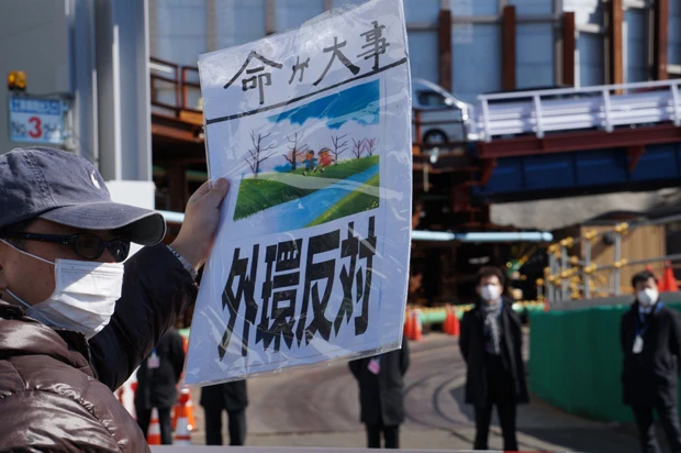 シールドマシン発進式での抗議行動。向こうに見えるのが工事用ゲート