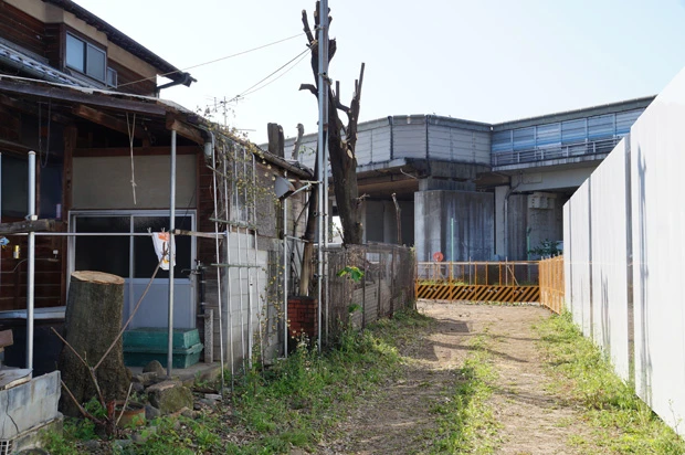 江戸時代から続いていた農家が泣く泣く立ち退いた。家屋の周りは工事用フェンスで囲われ、もはや人が住める環境ではなくなっていた