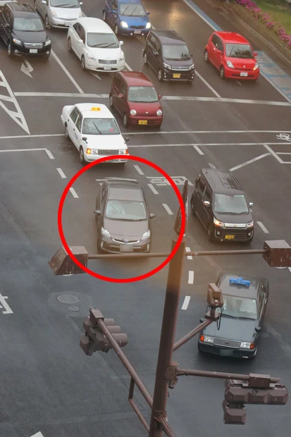  本誌記者が交差点でのカウントを開始したその瞬間！　写真中央の黒のプリウスは一度もウインカーを出すことなく、交差点を右折していった