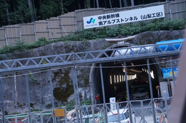 今年4月、JR東海は山梨県内で進めているトンネル工事で排出される残土の「8割の処分先が未定」と公表。処分先が決まらず工期が延びれば当然、工費がかさむ可能性がある