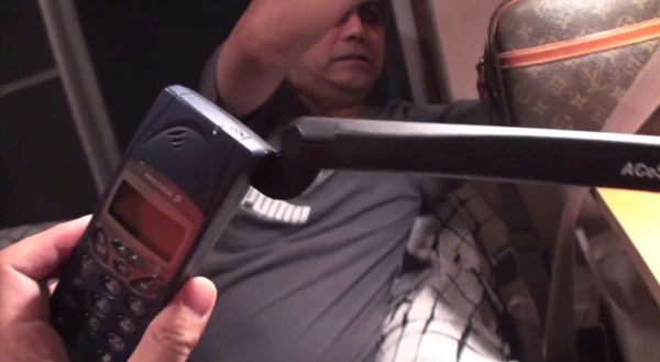 PBX氏が多数所有する衛星電話。通話も着信も一回200円!