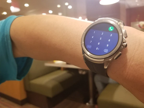 PBX氏私物の腕時計型のスマホ