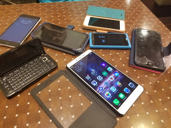 PBX氏のカバンから出てきたスマホ。国内でもよく見かける端末から謎の端末まで、もろもろカスタマイズ済み