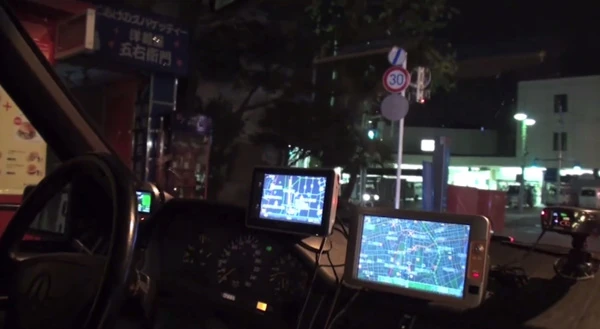 レーダーやナビが多数装備されたPBX氏のベンツ。すべてが同時に音声を発して車内はトンデモな事態に!