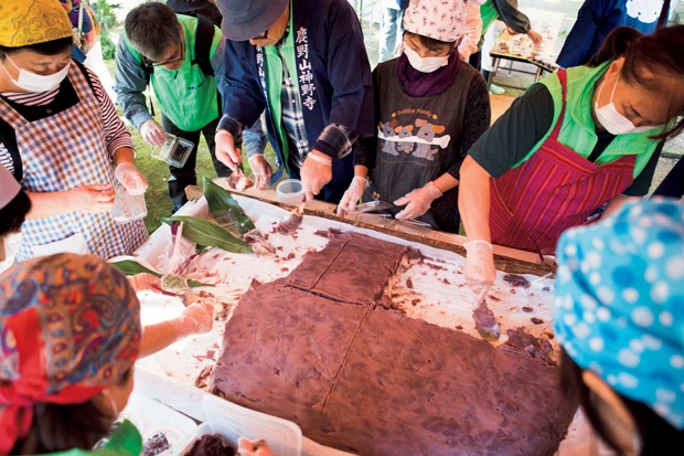 ８人がかりで担ぎ上げ、神野寺・奥の院に奉納。祈祷後、取り分け参拝客に振る舞った