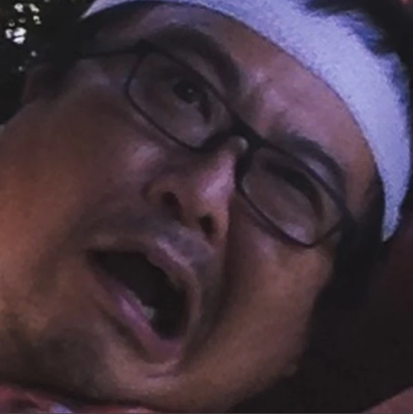 自撮りをアップする際は苦悶の表情をするのがベスト。笑顔はうさんくさくなるし、すました顔だと共感を得にくい