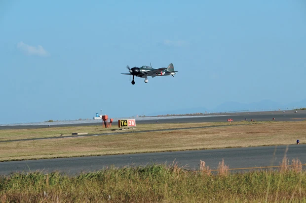  ３０００ｋｍ飛行可能で、最高速度は５００キロを超える。ただし操縦するには、アメリカで零戦専用のライセンスを取得する必要がある