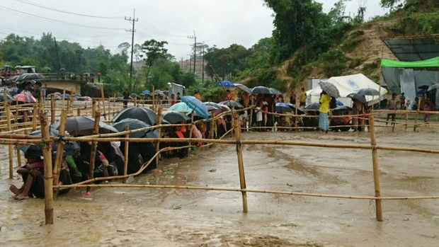 テントにも入りきれない難民たち。雨が降るとその場にうずくまるしかない。